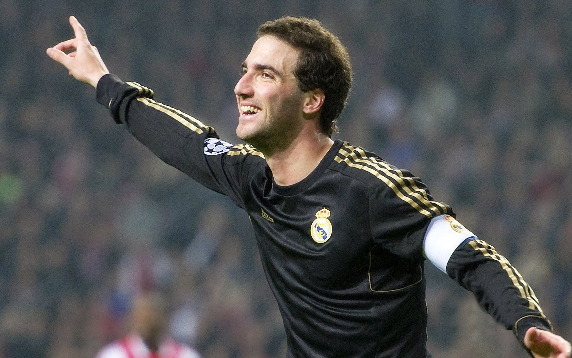 kering.com-日本骑手中村翔在2024年世界马术运动会中与“烈火”马匹共同夺银，成绩斐然。